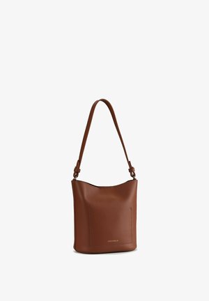 Sac bourse en cuir marron avec une surface texturée, une sangle réglable et un design minimaliste. Présente des détails cousus et un logo de la marque.