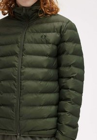 Fred Perry CON - INSULATED HOODED - Giacca invernale - verde