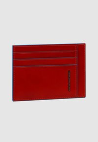 Porta carte in pelle rossa con cuciture blu, dotato di più scomparti per carte e un design elegante e rettangolare. Include dettaglio del marchio.