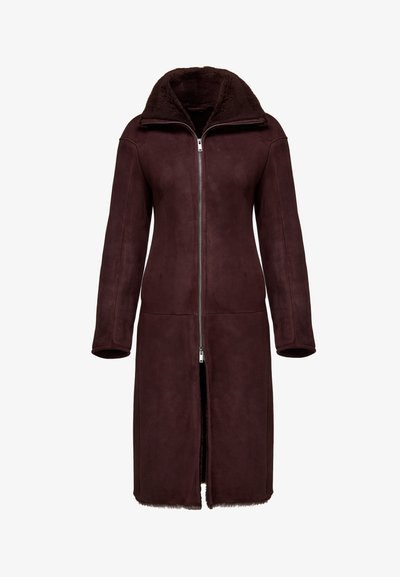 Burgunderfarbener Wildledermantel mit Reißverschluss, langen Ärmeln und einer kuscheligen Kapuze. Verfügt über ein weiches Innenfutter und ein mittellanges Design.