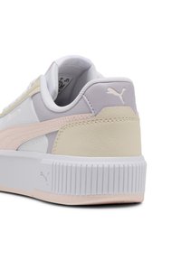Sneaker bianca con accenti rosa chiaro, lavanda e crema. Parte superiore in pelle liscia, tallone testurizzato e suola bianca rigata. Logo sul lato.