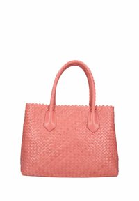 Vävd rosa handväska med två släta handtag och en strukturerad form med texturerad yta och flikdetaljer vid handtagens fästpunkter.