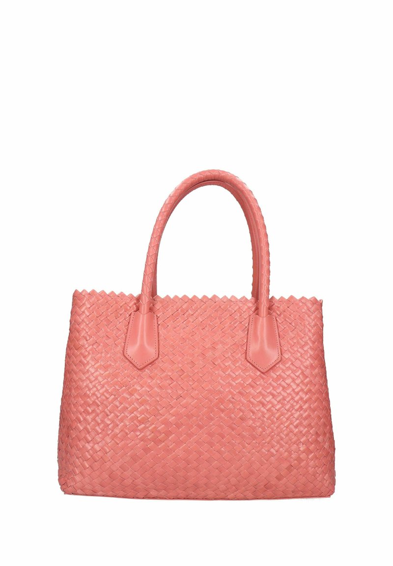 Vävd rosa handväska med två släta handtag och en strukturerad form med texturerad yta och flikdetaljer vid handtagens fästpunkter.
