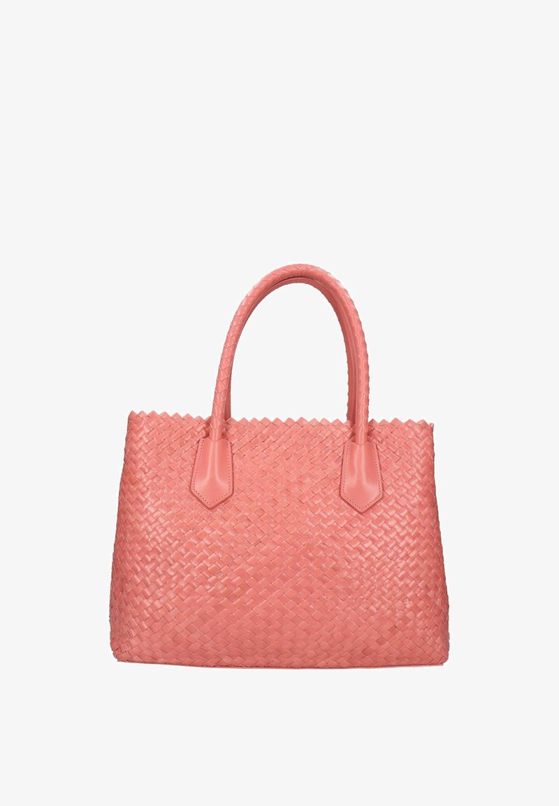 Vävd rosa handväska med två släta handtag och en strukturerad form med texturerad yta och flikdetaljer vid handtagens fästpunkter.