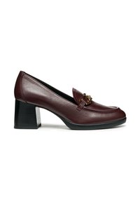 Mocasines de cuero burdeos con tacón bloque, puntera redonda y detalle decorativo de hebilla en la parte delantera. Textura suave y suela resistente.