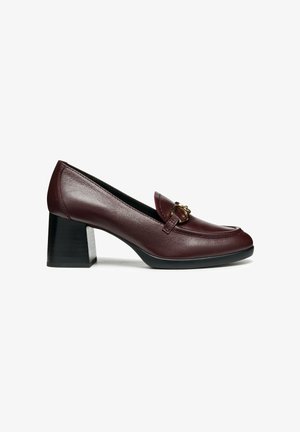 Mocassins à talons carrés en cuir bordeaux avec un embout rond et un détail de boucle décoratif à l'avant. Texture lisse et semelle robuste.