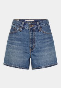 Short en denim bleu taille haute avec bouton devant, fermeture éclair, passants de ceinture et deux poches avant sur fond blanc.