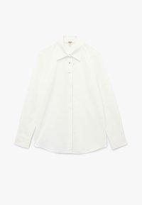 Camisa blanca de manga larga fabricada con una tela suave, con un collar clásico, que cuenta con tres botones dorados en la tapeta y detalles en los puños.