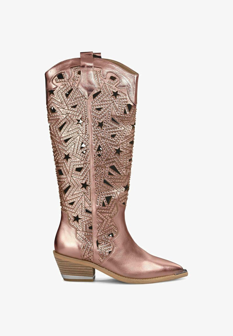Bottes de cow-boy en or rose avec des motifs découpés en étoiles et chevrons, finition métallique, bout pointu et design à talon empilé.