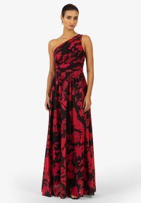 Robe à épaule unique en tissu noir avec des motifs floraux rouges audacieux. Caractéristiques d'un buste plissé et d'une jupe fluide, design long jusqu'au sol.