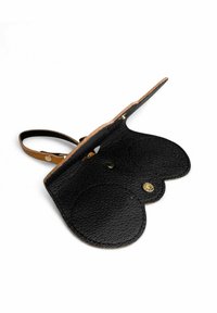 Portefeuille en cuir noir avec une finition texturée, présentant un design ondulé, deux compartiments circulaires et une fermeture à pression dorée.