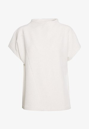 Biały prążkowany top z krótkim rękawem, z wysokim kołnierzem i asymetrycznym, teksturowanym ukośnym szwem z przodu.