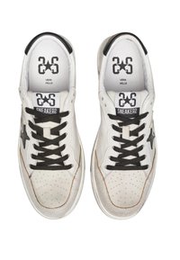 Sneakers bianchi in pelle con lacci neri, accento a stella, punta perforata e bordatura marrone. Soletta etichettata "26S SNEAKERS" e "VERA PELLE."