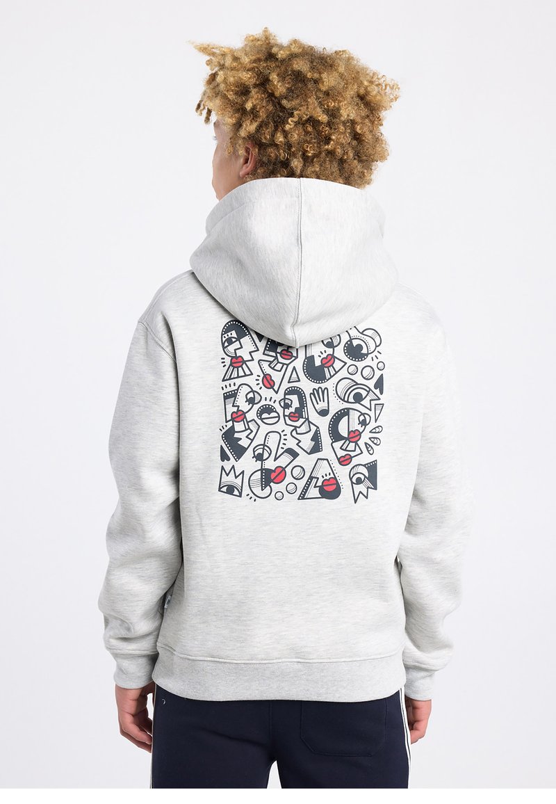 Sweat à capuche gris avec un design graphique au dos représentant des visages abstraits et des formes en noir et rouge. Texture douce.