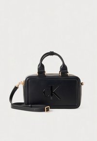 Černá kožená kabelka obdélníkového tvaru s vyraženým logem 'CK', horními uchy a odnímatelným ramenním popruhem, s kováním ve zlaté barvě.