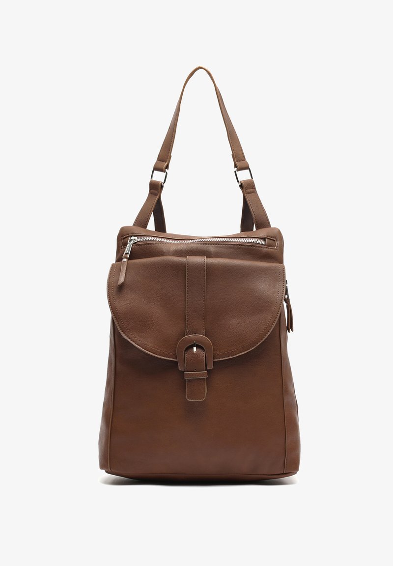 Brązowa skórzana torba na ramię z klapą zapinaną na zamek, górną kieszenią na zamek oraz regulowanymi paskami na białym tle.