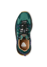 Sneaker verde e grigio con un motivo a griglia, suola in gomma nera, dettagli viola e insole in sughero. Presenta lacci e un linguetta sul tallone.