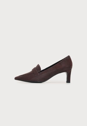 Chaussure femme marron foncé texturée à bout pointu, talon moyen, avec une bride style mocassin sur le dessus.