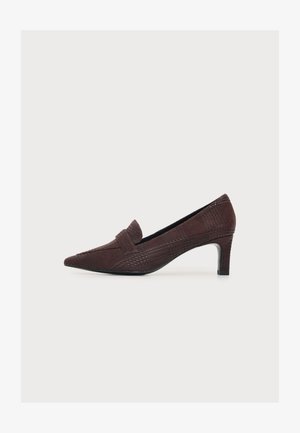 Chaussure femme marron foncé texturée à bout pointu, talon moyen, avec une bride style mocassin sur le dessus.