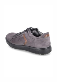 Graue Wildledersneaker mit strukturierter Oberfläche und braunem Akzent. Verfügt über eine schwarze Gummisohle und runde Schnürsenkel zur Befestigung.