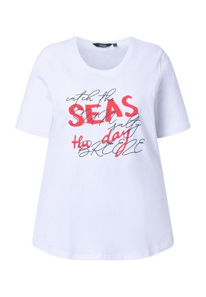 Biała koszulka z krótkim rękawem z nadrukiem tekstu w kolorze czerwonym i czarnym: "catch the SEAS salty hu day BREEZE" w mieszanych czcionkach.