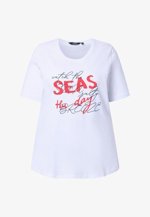 T-shirt blanc à manches courtes avec un texte imprimé en rouge et noir disant « attrape la BRISE salée de la mer Hu ce jour » en polices mixtes.
