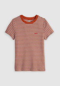 Camiseta de algodón de manga corta con cuello redondo, con finas rayas horizontales en naranja, blanco y negro, y un pequeño parche con el logo rojo de Levi's en el pecho.