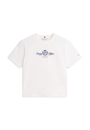 Tricou alb cu mâneci scurte și guler rotund, cu text și emblema de culoare albastru închis "Tommy Hilfiger Silver Lake Social Club Los Angeles" pe piept.