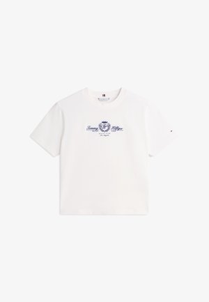 Λευκό κοντομάνικο T-shirt με στρογγυλή λαιμόκοψη και σκούρο μπλε κείμενο "Tommy Hilfiger Silver Lake Social Club Los Angeles" και έμβλημα στο στήθος.