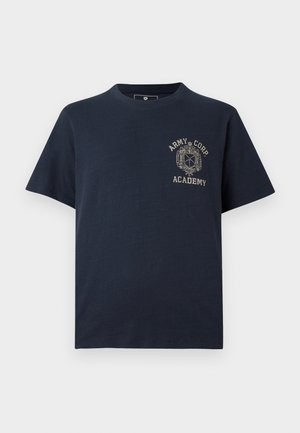 Marineblaue T-Shirt mit kurzen Ärmeln und beigem "Army Corp Academy"-Text sowie Emblem auf der linken Brustseite.