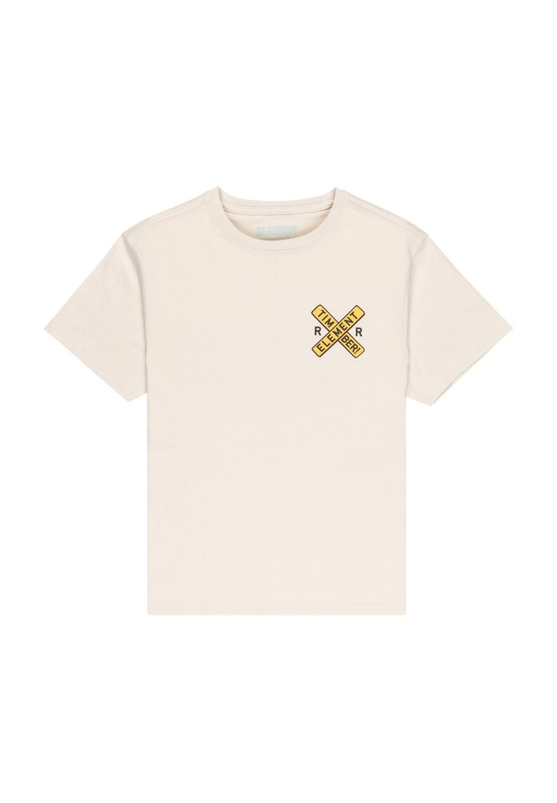 Camiseta de manga corta beige con un pequeño gráfico de una señal de ferrocarril en amarillo y negro y las palabras "¡RECUERDA! ELEMENTO TIEMPO" en el pecho.