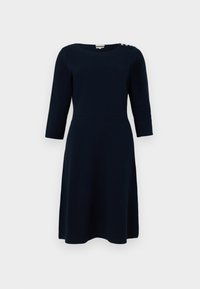 Námořnicky modré šaty po kolena s tříčtvrtečními rukávy, kulatým výstřihem a třemi kovovými knoflíky na levém rameni.