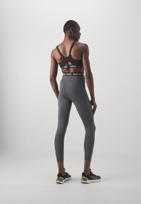 Nike Performance 365 - Leggings - iron grey/white