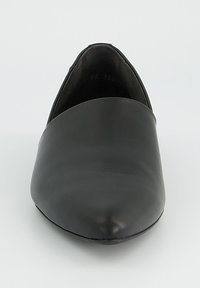 Černá kožená obuv na nazouvání s špičatou špičkou a hladkou texturou, vyznačující se elegantním profilem a minimalistickým designem.