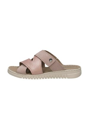 Sandales slides bicolores roses avec des brides en cuir croisées, une surface texturée, et une semelle plate en caoutchouc avec des détails rainurés.