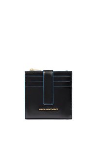 Portafoglio in pelle nera con logo del marchio in oro, slot per carte sul davanti e chiusura a strap al centro.