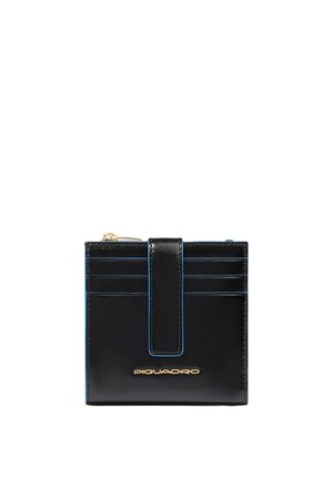 Cartera de cuero negra con logo dorado de la marca, con ranuras para tarjetas en la parte frontal y un cierre de correa en el centro.