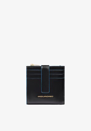 Portafoglio in pelle nera con logo del marchio in oro, slot per carte sul davanti e chiusura a strap al centro.