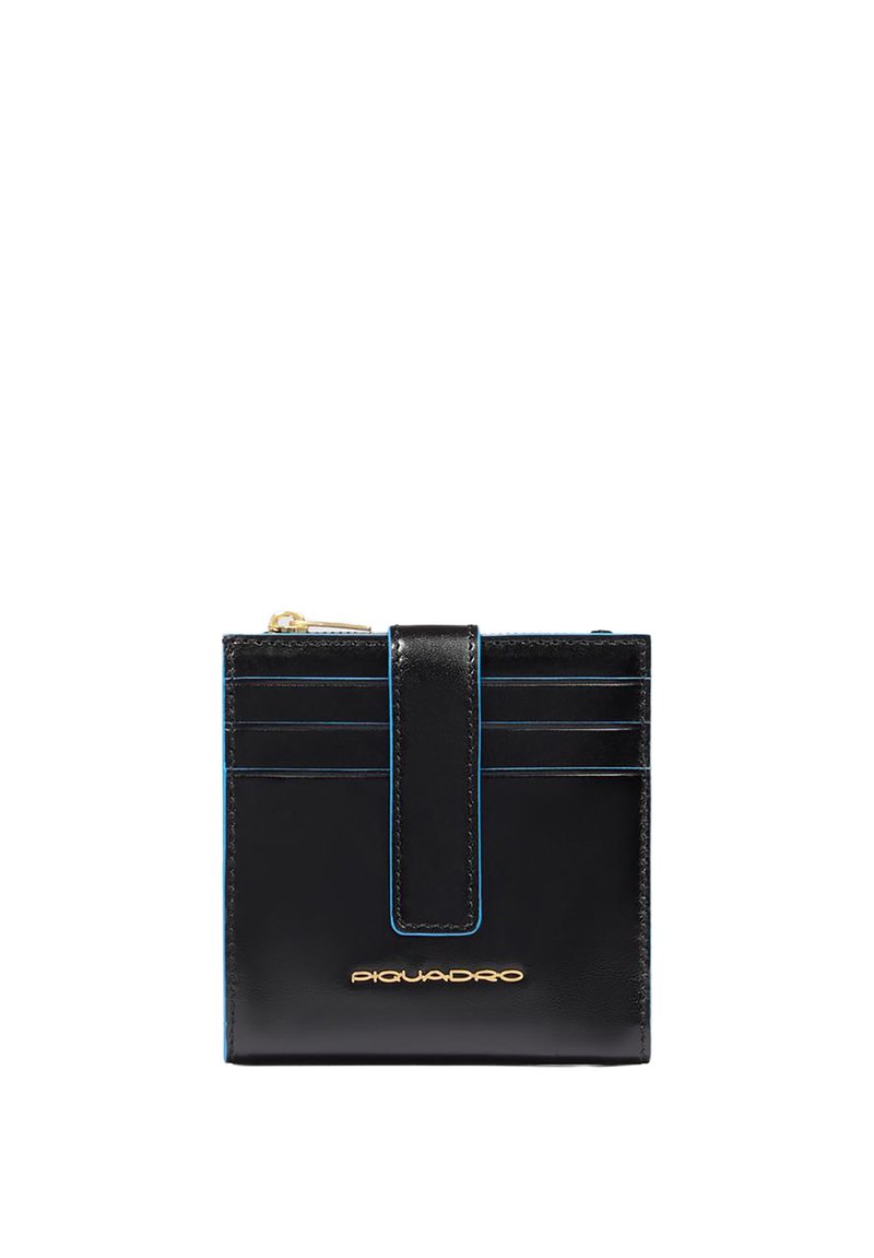 Portafoglio in pelle nera con logo del marchio in oro, slot per carte sul davanti e chiusura a strap al centro.