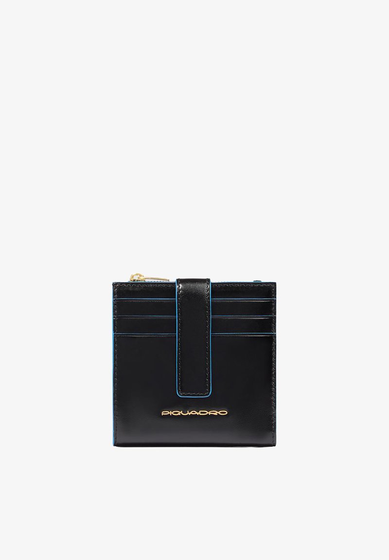 Portafoglio in pelle nera con logo del marchio in oro, slot per carte sul davanti e chiusura a strap al centro.