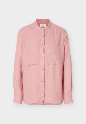Ροζ λινό πουκάμισο με μακριά μανίκια και γιακά που στέκεται, κλείσιμο με κουμπιά μπροστά και δύο τσέπες στο στήθος σε λευκό φόντο.