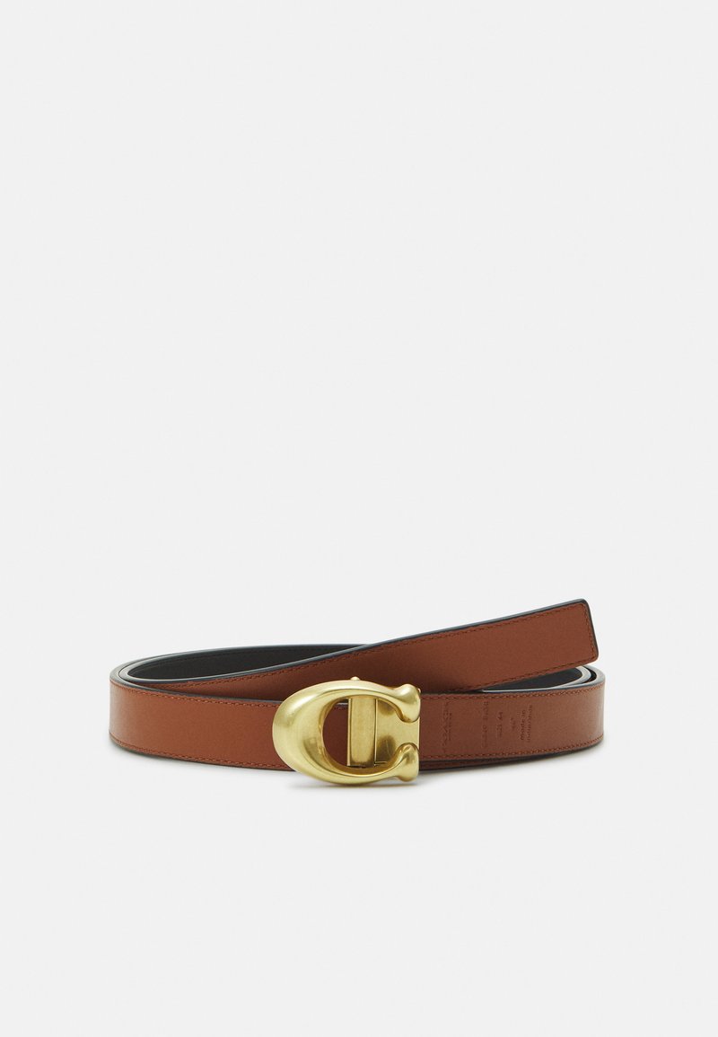 Brun skinnbelte med en gullfarget, sirkulær spenne. Har en glatt tekstur og et klassisk design, passende for både uformell og formell bruk.
