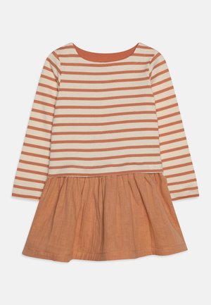 Robe à manches longues avec des rayures horizontales crème et rouille en haut et une jupe plissée unie couleur rouille.