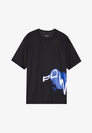 T-shirt preta de manga curta feita de tecido suave, com um gráfico azul apresentando o texto "PODER" e um design abstrato na parte inferior da frente.