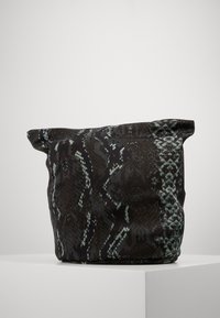 Zwart en teal slangenhuid tas met een ontspannen vorm en een gevouwen bovenkant. De textuur van de stof lijkt glad met een glanzende afwerking.