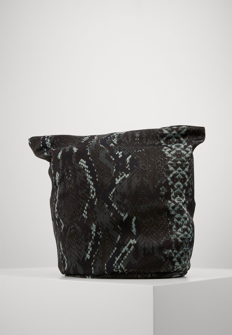 Zwart en teal slangenhuid tas met een ontspannen vorm en een gevouwen bovenkant. De textuur van de stof lijkt glad met een glanzende afwerking.