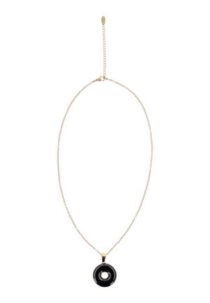 Finom aranylánc nyaklánc állítható kapoccsal és kerek, fekete fánkszerű medállal, melynek közepén lyuk található.