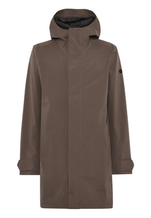 Manteau imperméable marron avec un col haut et une capuche réglable. Il présente des manches longues, des poignets avec des sangles et une fermeture éclair à l'avant.