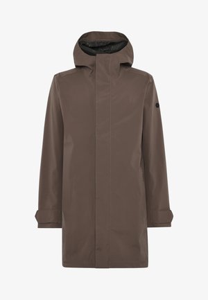 Manteau imperméable marron avec un col haut et une capuche réglable. Il présente des manches longues, des poignets avec des sangles et une fermeture éclair à l'avant.