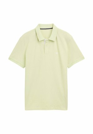 Világoszöld polo póló puha anyagból, klasszikus gallérral, három gombos kivágással és egy kicsi logóval a bal mellen.